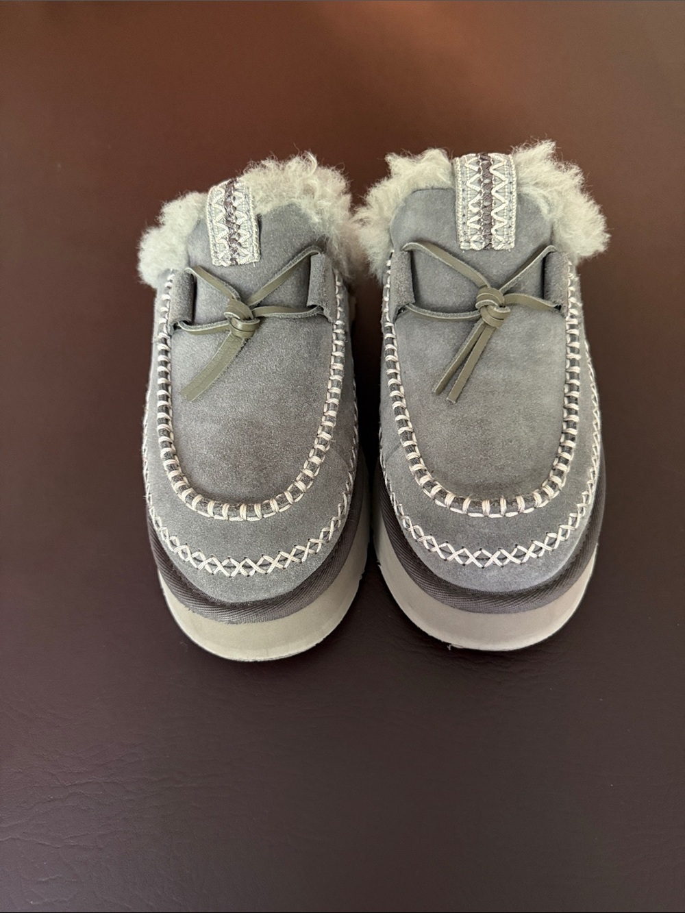 UGG Disquette Alpine in gray suede, size 8
Platform sole, shearling lining